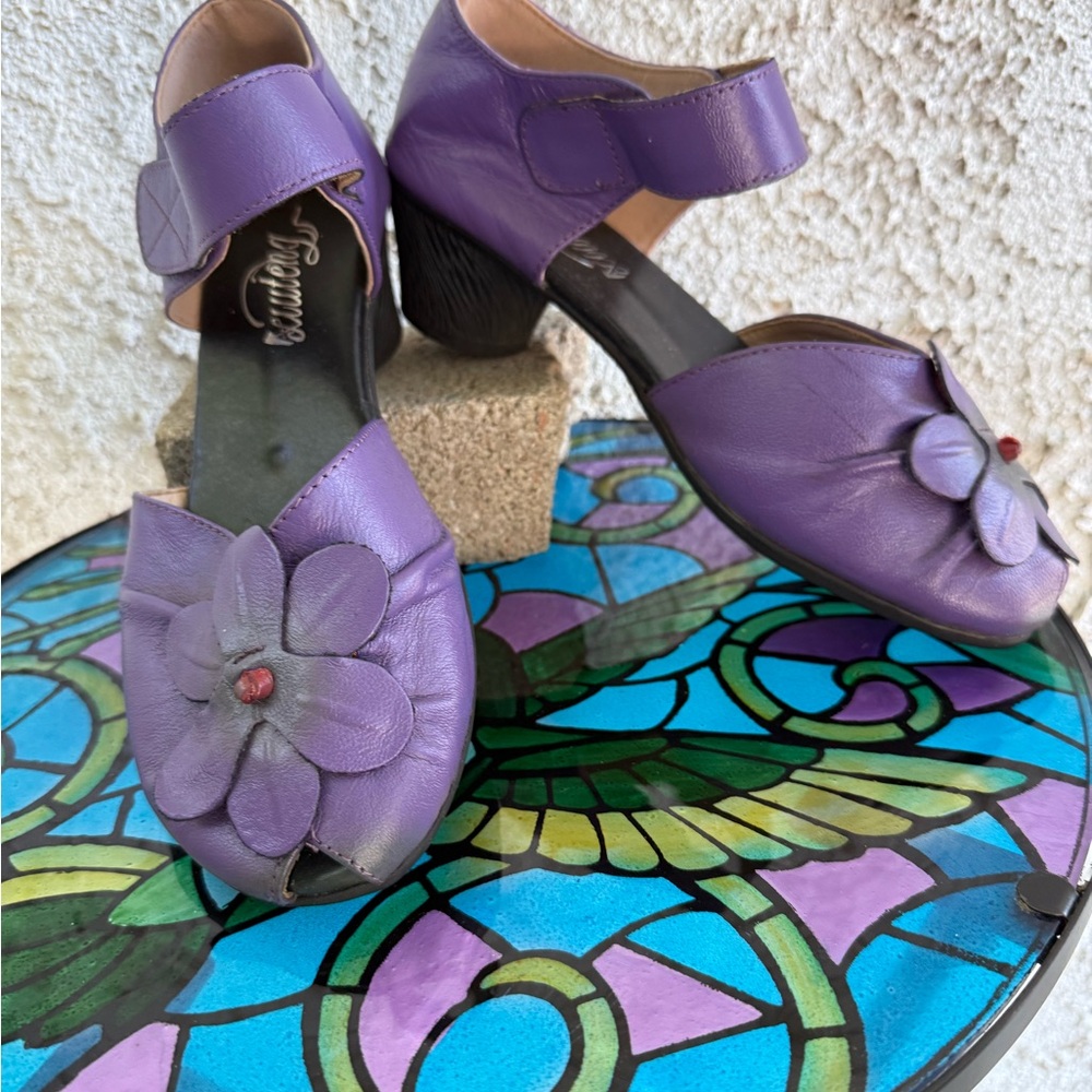 Delightful Size 8 Leather Purple Peep Toe 1.5inch heels with Floral Accent